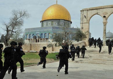 مستوطنون يهود يقتحمون الأقصى وسط حراسة مشددة من قوات الاحتلال